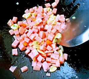 蒜香入味放入火腿翻炒