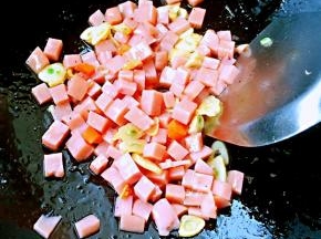 蒜香入味放入火腿翻炒