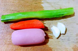 其它辅料黄瓜、火腿肠、胡萝卜、蒜