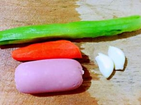 其它辅料黄瓜、火腿肠、胡萝卜、蒜