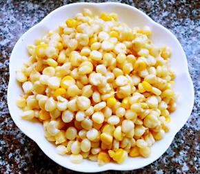 煮熟的玉米耐心的掰成一粒一粒备用