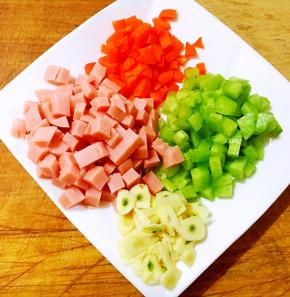 将黄瓜、胡萝卜、火腿切成小丁，蒜切片备用