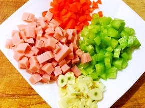 将黄瓜、胡萝卜、火腿切成小丁，蒜切片备用