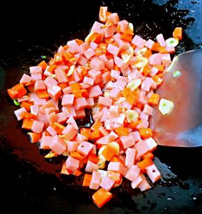 放入胡萝卜翻炒，胡萝卜在油里翻炒更有益营养的吸收