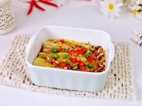 取出淋上一勺热油。