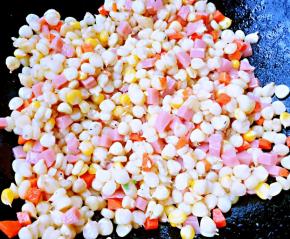 放入主料玉米粒大火快速翻炒