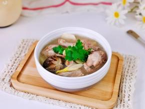 用鸭腿炖汤太赞了。