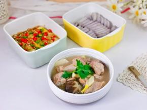 今日晚餐：蒸芋头，彩椒香菇蒸娃娃菜，春笋鸭汤。