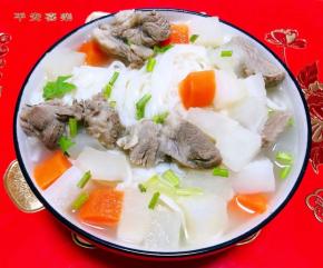 羊肉萝卜汤淋在面条上就大功告成了
13