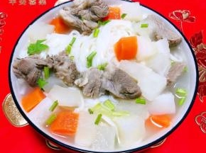 羊肉萝卜汤淋在面条上就大功告成了
13