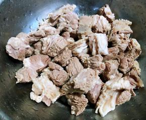 处理好的羊肉路过水份备用