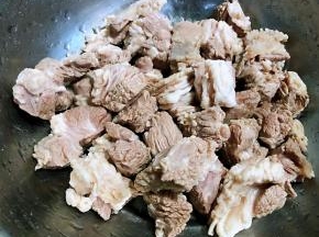 处理好的羊肉路过水份备用
