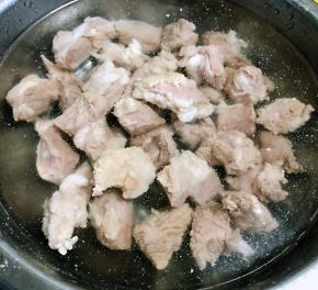 焯好水的羊肉立即放人冷水中过凉再冲洗几遍去除多余的油脂