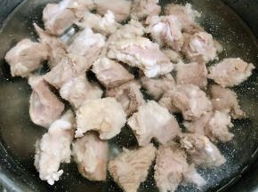 焯好水的羊肉立即放人冷水中过凉再冲洗几遍去除多余的油脂
