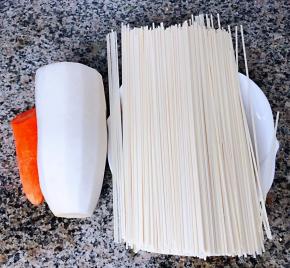 准备面条、白萝卜、胡萝卜去皮洗净