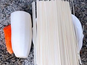 准备面条、白萝卜、胡萝卜去皮洗净