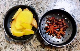 准备调味料姜片、花椒、八角