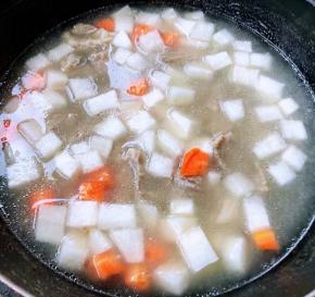 胡萝卜和白萝卜切成大小均匀的小块放入锅中和羊肉一起煮