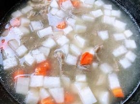 胡萝卜和白萝卜切成大小均匀的小块放入锅中和羊肉一起煮
