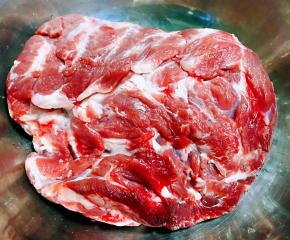 新鲜的羊肉看着就非常有食欲