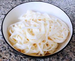 煮好的面条取适量放入碗中备用