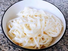 煮好的面条取适量放入碗中备用