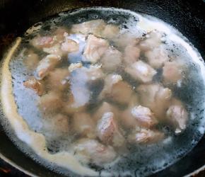 羊肉切成大小均匀的块状放入开水中同时倒入料酒焯水去除多余的血水和杂质