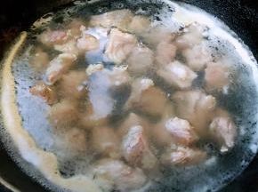 羊肉切成大小均匀的块状放入开水中同时倒入料酒焯水去除多余的血水和杂质