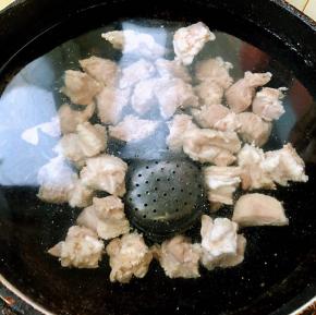 羊肉和调味盒、糖放入锅中添加适量清水大火煮起来