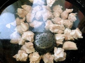 羊肉和调味盒、糖放入锅中添加适量清水大火煮起来