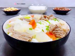 羊肉烩面是经典的传统美食营养也是非常丰富