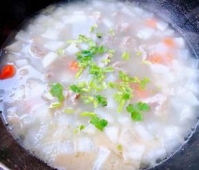 煮至白萝卜透明状时放入盐和味精调味均匀最后撒上香菜提鲜即可出锅享用