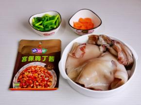 准备食材，蒜苔洗净切段焯水，胡萝卜去皮切片。