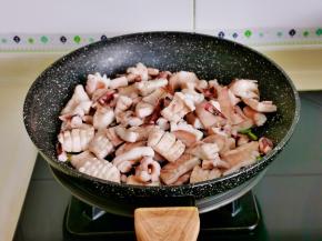 加入焯水的鱿鱼翻炒。