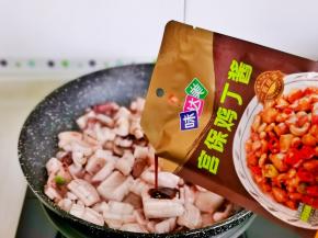 加入宫保鸡丁酱，一袋这个量口味正好适合我，可以根据个人口味增减。