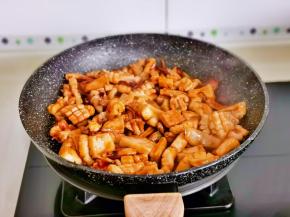 中小火炒至8分熟。
