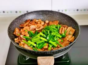 加入胡萝卜，焯水的蒜苔。