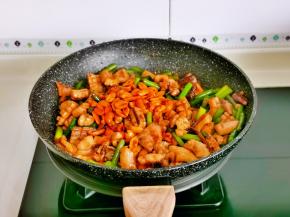 加入花生米，我用的酒鬼花生，大家可以随意，熟花生就可以。