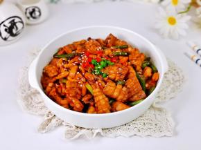 盛出装盘，撒上熟白芝麻，葱丝。