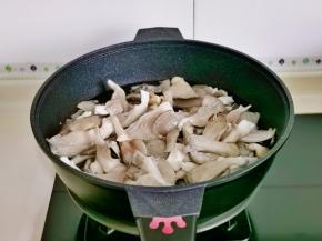 冷水下锅烧开煮熟。