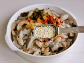 加入熟白芝麻。