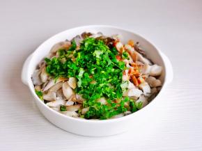 加入切好的葱花与香菜末拌均匀。