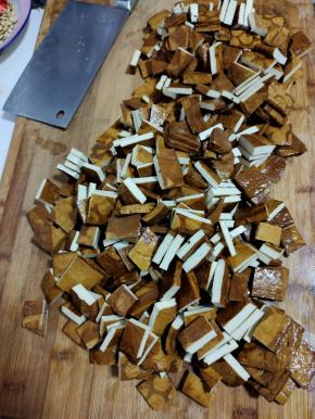 豆干洗净切成小块备用！