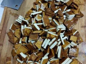 豆干洗净切成小块备用！