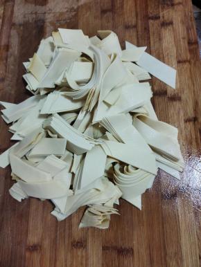 千张洗净，切成菱形块状备用！