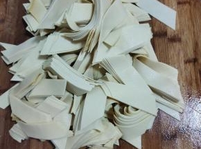 千张洗净，切成菱形块状备用！