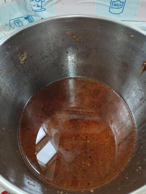 卤汤的调制：

起锅烧油，放入适量的冰糖炒糖色，倒入适量的开水，放入八角，桂皮，香叶，草果，豆蔻，白芷，丁香，小茴香籽，花椒，干辣椒，生姜，生抽，红烧酱油少许，盐适量，郫县豆瓣酱一大勺！再放入适量的啤酒没过你要卤的东西就可以了！