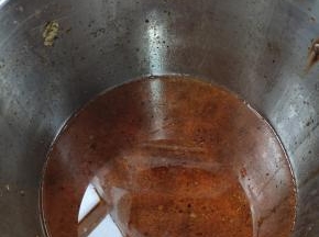 卤汤的调制：

起锅烧油，放入适量的冰糖炒糖色，倒入适量的开水，放入八角，桂皮，香叶，草果，豆蔻，白芷，丁香，小茴香籽，花椒，干辣椒，生姜，生抽，红烧酱油少许，盐适量，郫县豆瓣酱一大勺！再放入适量的啤酒没过你要卤的东西就可以了！