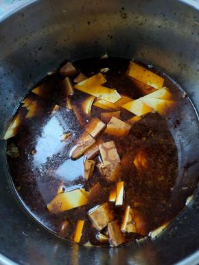 放入切好的豆干和千张！也可以放你自己喜欢吃的东西进去卤！比如：豆干，千张，藕，海带，火腿肠，鸡蛋………