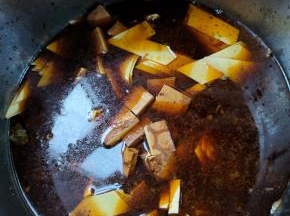 放入切好的豆干和千张！也可以放你自己喜欢吃的东西进去卤！比如：豆干，千张，藕，海带，火腿肠，鸡蛋………